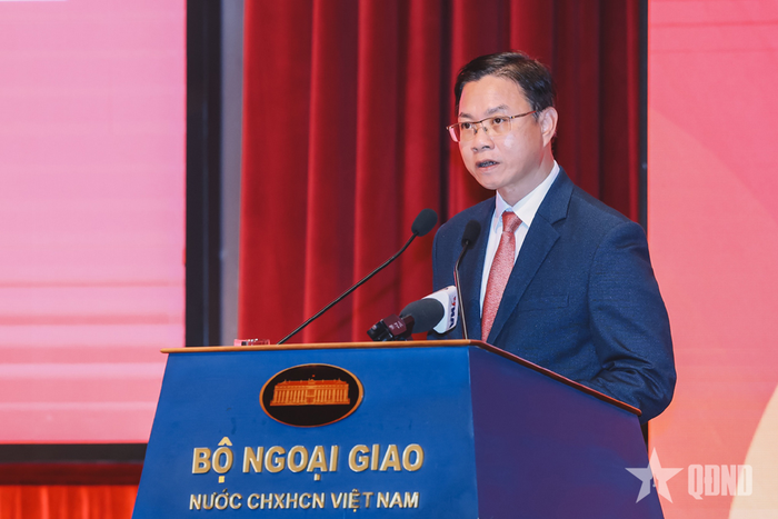 Thứ trưởng Bộ Ngoại giao Ngô Lê Văn trình bày báo cáo trung tâm về triển khai công tác đối ngoại địa phương từ sau Hội nghị Ngoại vụ toàn quốc lần thứ 21. Ảnh: VŨ PHONG