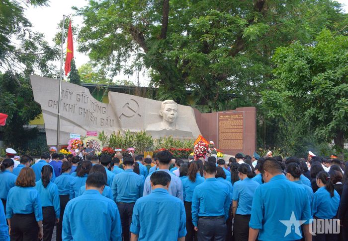 Đoàn đại biểu tưởng niệm cố Tổng Bí thư Trần Phú.