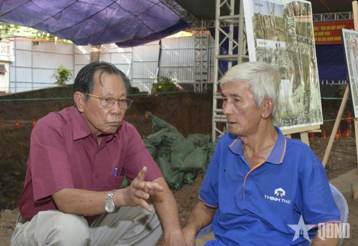 Cựu chiến binh Trần Văn Bản (bên trái) và ông Nguyễn Văn Định.