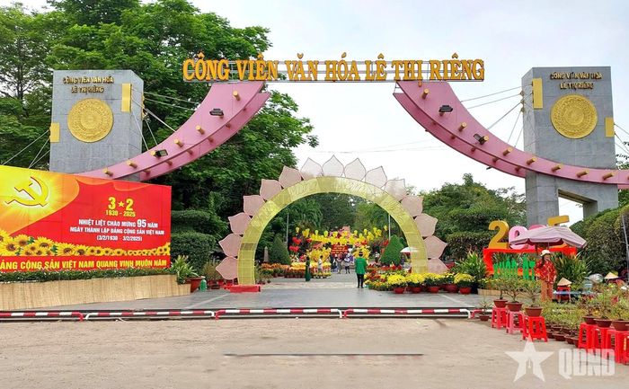 Cổng chính Công viên Lê Thị Riêng.