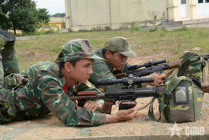  Những hộp tiếp đạn mới được xạ thủ lắp vào súng sau mỗi bài bắn.