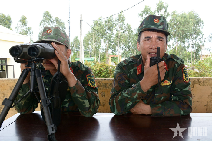  Từ đài chỉ huy, các thành viên Ban huấn luyện, Tổ trọng tài thường xuyên theo dõi, nắm chắc kết quả bắn của các xạ thủ.