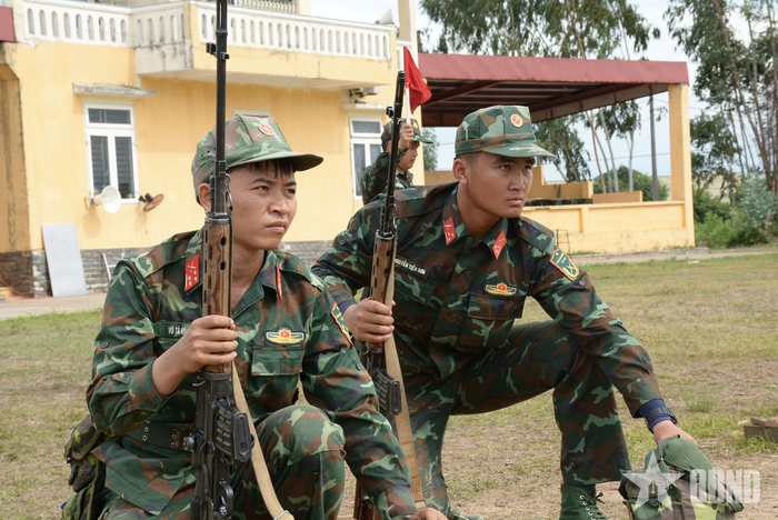  Tập trung quan sát, phát hiện mục tiêu.