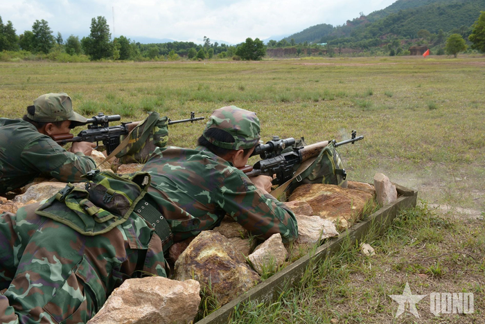  Trên tuyến bắn, tinh thần đoàn kết hiệp đồng, lập công tập thể luôn được các xạ thủ trẻ phát huy.