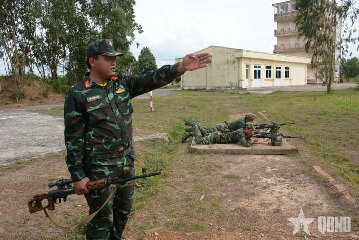  Thận trọng kiểm tra điều kiện địa hình, thời tiết, môi trường có thể gây tác động đến việc ngắm bắn.