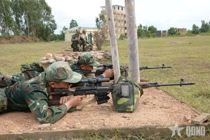  Trong lúc đồng đội nổ súng tiêu diệt mục tiêu, các thành viên trong Đội cũng tập trung quan sát, sẵn sàng cơ động, ngắm bắn những mục tiêu mới chuẩn bị xuất hiện.