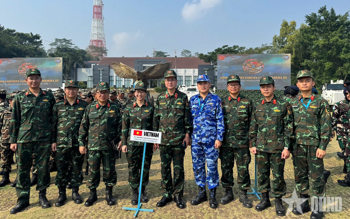 Thiếu tướng Phạm Mạnh Thắng, Cục trưởng Cục GGHB Việt Nam (ở giữa) và Đại tá Nguyễn Tuấn Đức, Tùy viên Quốc phòng Việt Nam tại Indonesia (thứ 3, từ trái qua), cùng các thành viên đoàn Việt Nam tại lễ bế mạc.