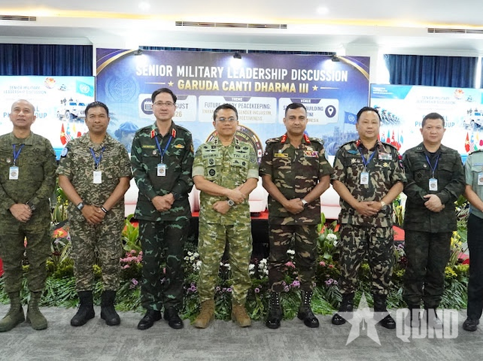 Thiếu tướng Phạm Mạnh Thắng và đại biểu các nước tham dự Hội thảo quốc tế trong khuôn khổ Diễn tập.