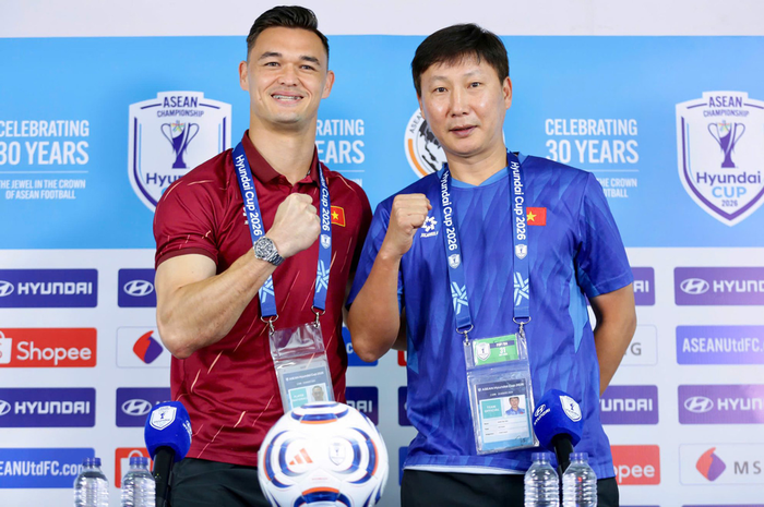 HLV Kim Sang-sik và thủ môn Patrik Le Giang thể hiện sự quyết tâm tại họp báo. Ảnh: VFF