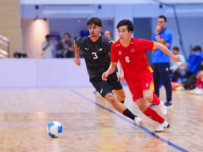 Các cầu thủ futsal Việt Nam (áo đỏ) chơi lấn lướt trước New Zealand. Ảnh: VFF