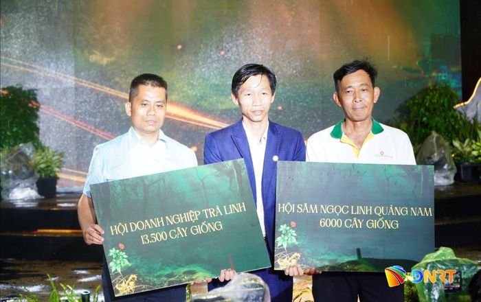 Hội Sâm Ngọc Linh Quảng Nam và Hội Doanh nghiệp Trà Linh trao bảng tượng trưng tặng cây sâm Ngọc Linh giống cho người dân xã Trà Linh.