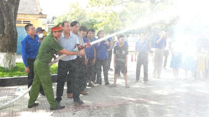 Hướng dẫn kỹ năng PCCC và CNCH cho giáo viên, đoàn viên và học sinh. Ảnh: Ái ly.