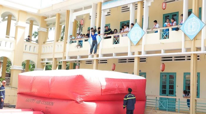 Học sinh, giáo viên và đoàn viên được trực tiếp tham gia các tình huống CNCH. Ảnh: Ái ly.