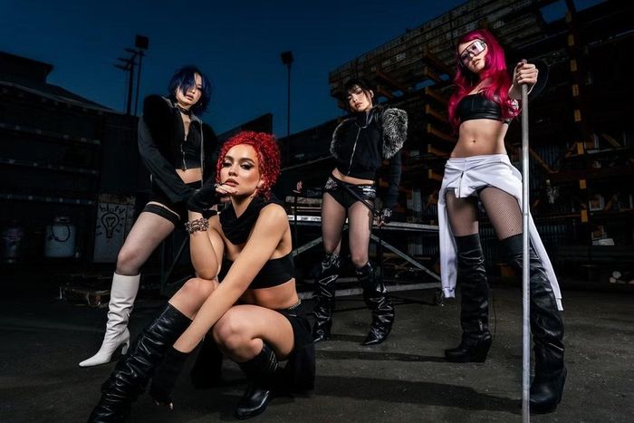 GIRLSET, một nhóm nhạc nữ thuộc JYP America x Republic Records, cũng có tên trong danh sách này. Sau khi đổi tên thành nhóm tứ ca vào mùa Hè năm ngoái, nhóm đã phát hành các đĩa đơn bao gồm 'Little Miss' hợp tác với Missy Elliott và 'Tweak', trong đó ca khúc sau đạt vị trí thứ 22 trên bảng xếp hạng "Doanh số Bài hát Kỹ thuật số". Các thành viên cũng đã đảm nhận vai trò lớn hơn trong việc sáng tác nhạc trong năm qua.
