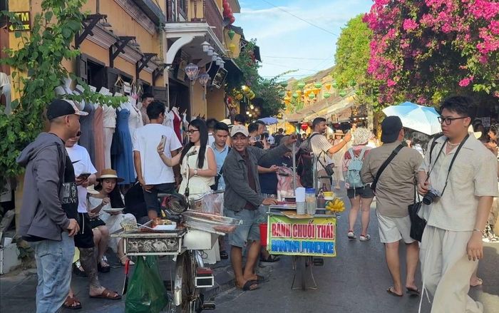 Tình trạng buôn bán hàng rong lấn chiếm lòng lề đường tại khu vực phố cổ Hội An (TP Đà Nẵng) gây ảnh hưởng đến trải nghiệm của du khách. Ảnh: NGUYỄN CƯỜNG