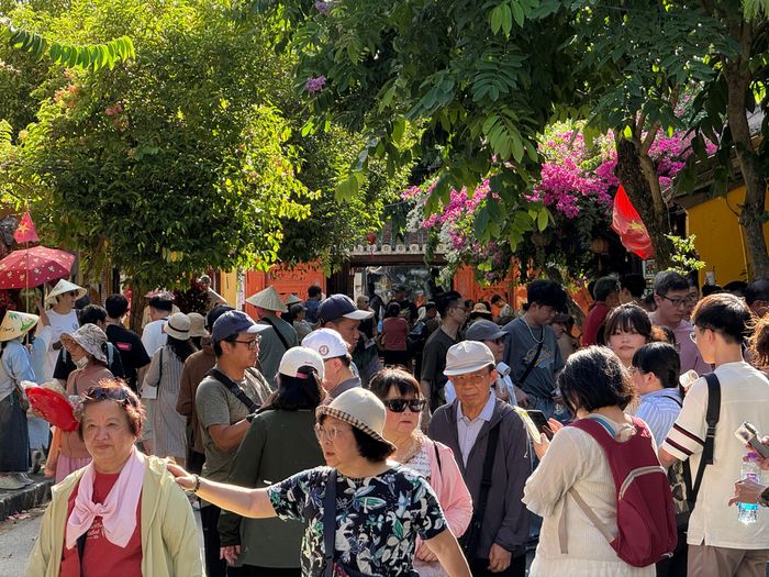 Vào thời điểm chiều đến tối dịp cuối tuần hoặc ngày lễ các con đường trong phố cổ Hội An (TP Đà Nẵng) đông nghẹt du khách. Ảnh: NGUYỄN CƯỜNG