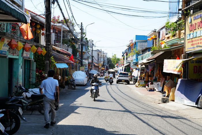 Phố cổ Bao Vinh dần biến mất trong sự bất lực của nhiều chủ nhân nhà cổ và nỗi trăn trở của những người tâm huyết với di sản. Ảnh: VĂN THẮNG