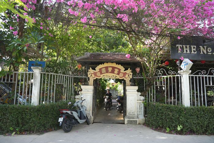 Nhà vườn Phú Mộng Viên - một điểm đến tour du lịch nhà vườn Phú Mộng - Kim Long nay trở thành quán nhậu (ẢNH: VĂN THẮNG)