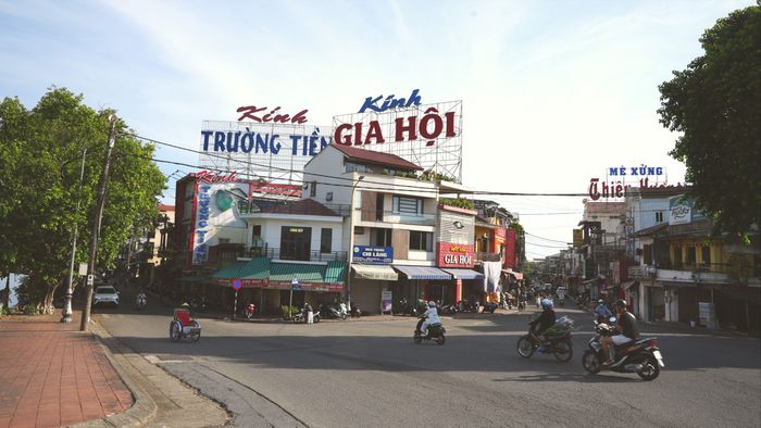 Loạn biển quảng cáo ở phố cổ Gia Hội. Ảnh: VĂN THẮNG