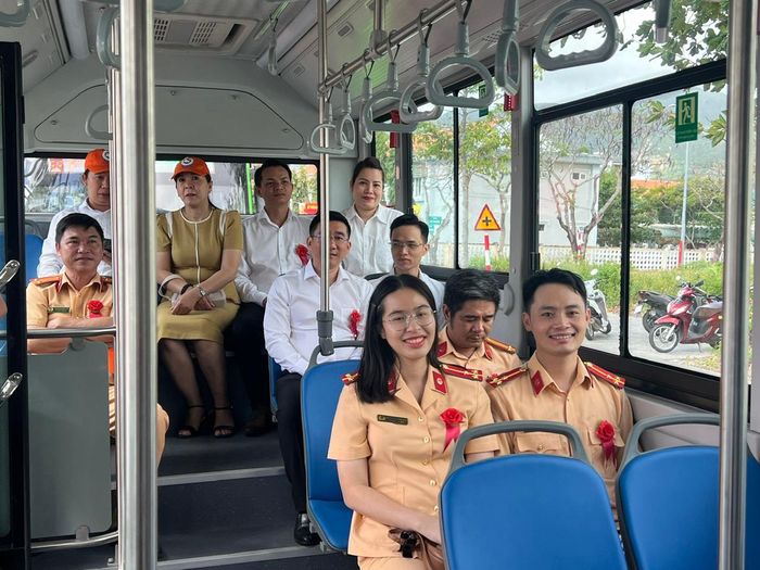 Cán bộ, cảnh sát giao thông trải nghiệm xe buýt điện tại đặc khu Côn Đảo