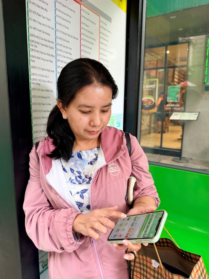 Hành khách sử dụng ứng dụng MultiGO để tra cứu lộ trình, thời gian và lựa chọn tuyến phù hợp, giúp việc di chuyển bằng xe buýt thuận tiện hơn