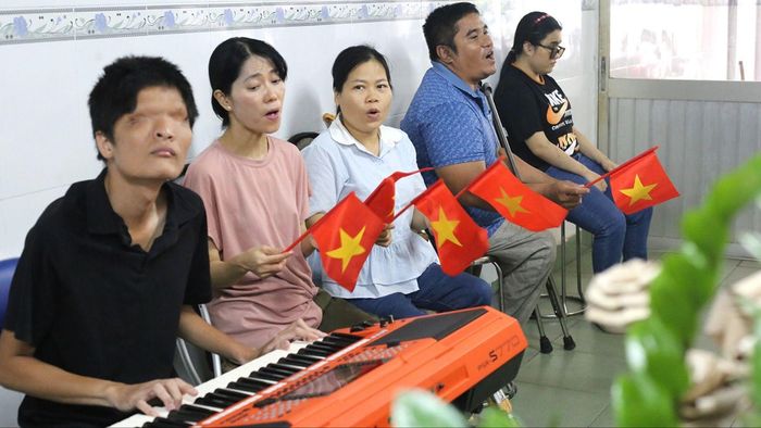 Anh Lê Văn Ở (bìa trái) cùng các thành viên tập hát (ẢNH: DIỄM MI)