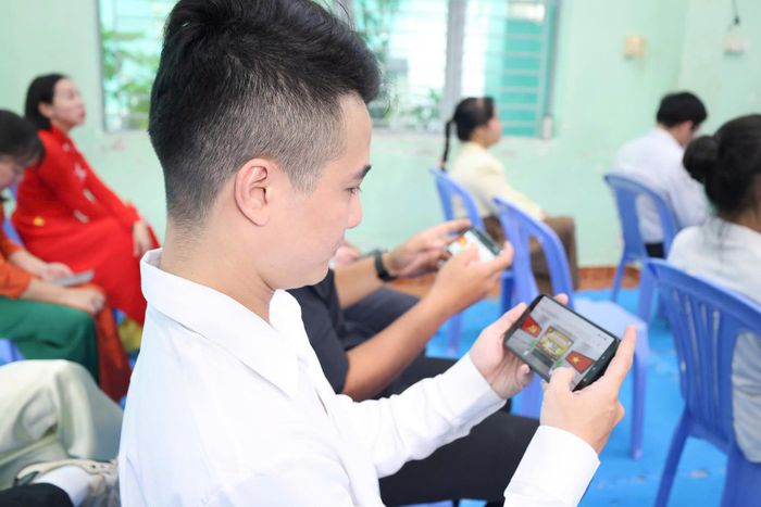 Người dân phường Bình Thạnh truy cập Không gian văn hóa Hồ Chí Minh trên nền tảng trực tuyến (Ảnh: FANPAGE PHƯỜNG BÌNH THẠNH CUNG CẤP)