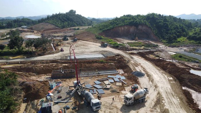 Những khối bê tông đầu tiên được bơm xuống công trường đường cao tốc Tân Phú – Bảo Lộc