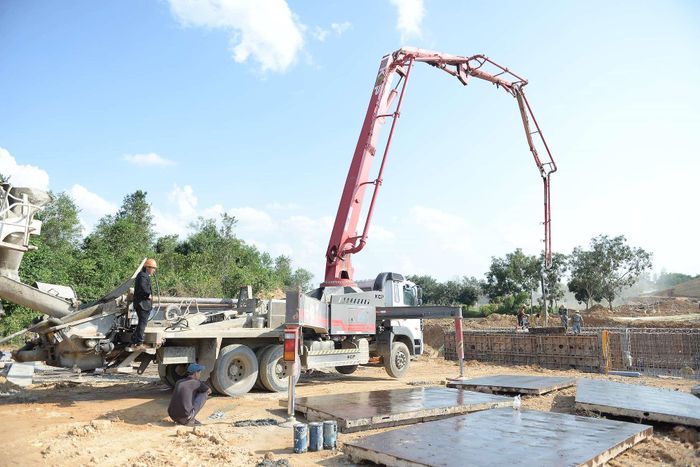 Được biết, hiện có 20 mũi thi công với hàng trăm công nhân đang xây dựng tại hai dự án đường cao tốc