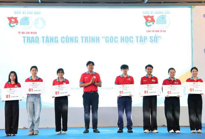  Trao tặng “Góc học tập số” cho chiến sĩ tình nguyện Hoa phượng đỏ 