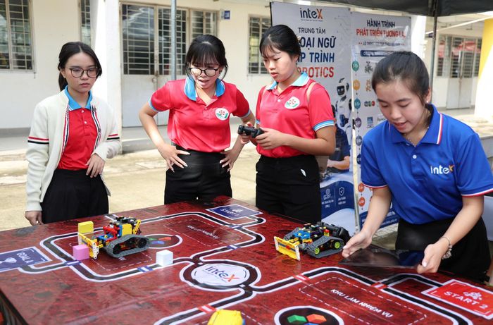  Bạn trẻ trải nghiệm sản phẩm khoa học công nghệ tại ngày hội 