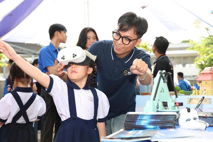  Học sinh trải nghiệm sản phẩm khoa học công nghệ tại ngày hội 
