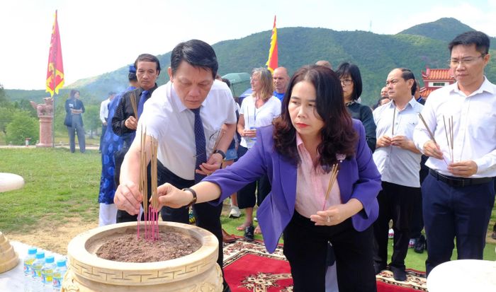 Lãnh đạo Sở VH-TT-DL tỉnh Gia Lai cùng các võ sư dâng hương tại Di tích Đài Kính Thiên. Ảnh: NGỌC NHUẬN