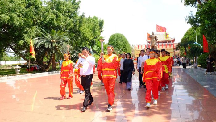 Các vận động viên võ cổ truyền rước ngọn lửa thiêng từ Bảo tàng Quang Trung về đô thị biển Quy Nhơn. Ảnh: NGỌC NHUẬN