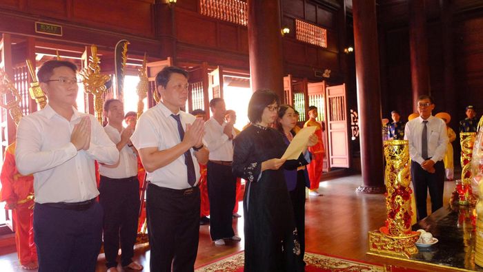 Lễ dâng hương, đọc văn tế xin rước ngọn lửa thiêng về Nhà thờ Tổ võ cổ truyền Bình Định. Ảnh: NGỌC NHUẬN