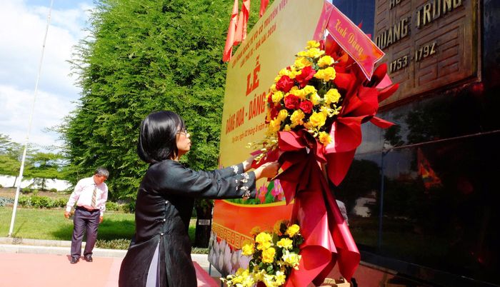 Đại diện lãnh đạo tỉnh Gia Lai dâng hoa trước tượng đài Hoàng đế Quang Trung. Ảnh: NGỌC NHUẬN
