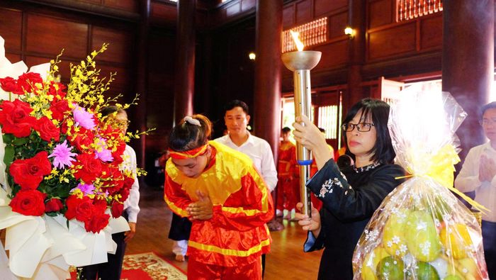 Lãnh đạo tỉnh Gia Lai cùng vận động viên võ cổ truyền xin rước ngọn lửa thiêng. Ảnh: NGỌC NHUẬN