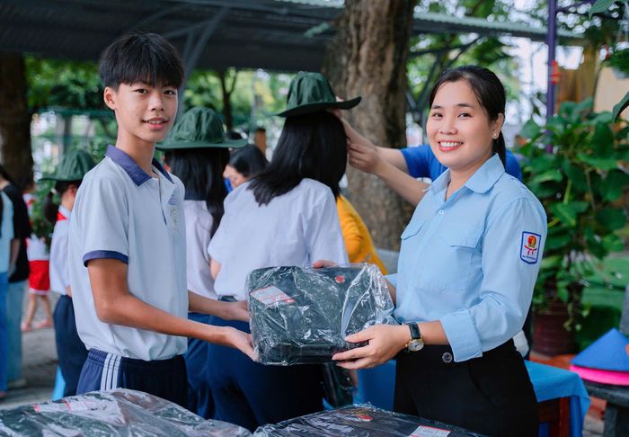  Các em học sinh được tiếp sức đến trường trước thềm năm học mới 