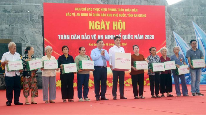  Phó Thủ tướng Thường trực Phạm Gia Túc tặng quà cho các gia đình khó khăn tại đặc khu Phú Quốc, tỉnh An Giang 