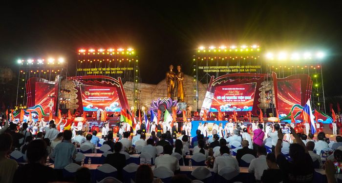 Các phái đoàn võ thuật cổ truyền trong nước, thế giới diễu hành tại lễ khai mạc