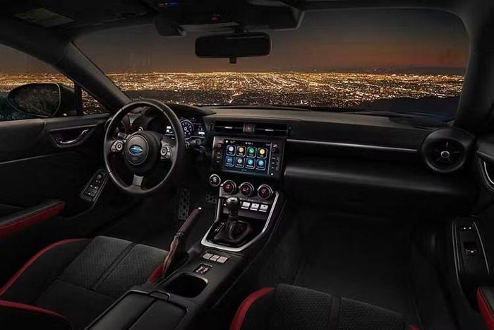 Tại thị trường Nhật Bản, Subaru BRZ 2027 có giá khởi điểm từ 3.377.000 Yên (khoảng 557 triệu đồng, đã bao gồm 10% thuế tiêu thụ đặc biệt). Tất cả các phiên bản đều sử dụng động cơ 4 xi-lanh dung tích 2.4L quen thuộc, sản sinh công suất 232 mã lực và mô-men xoắn cực đại 250 Nm.
