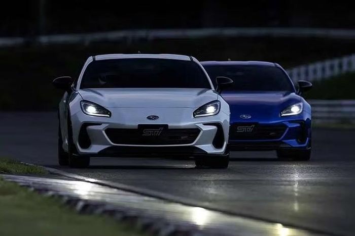 Trong khi đó, mẫu xe anh em Toyota GT86 phiên bản 2027 lại được mở rộng góc vát của cơ cấu khóa chuyển số giữa cấp số 4 và số 5 nhằm mang lại cảm giác vào số êm ái hơn. Toyota GT86 cũng sở hữu tùy chọn màu sơn mới, bổ sung camera góc rộng và tinh chỉnh lại chân ga nhằm tối ưu phản hồi ga mượt mà, tuyến tính hơn.