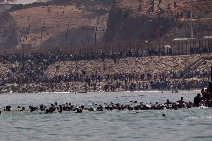 Cảnh người di cư vượt biên từ Maroc vào vùng lãnh thổ Ceuta ngày 30/7/2026. Ảnh: AP/Antonio Sempere.