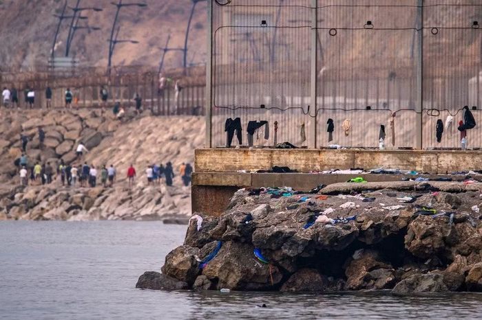 Người di cư trở về Maroc từ vùng lãnh thổ Ceuta thuộc Tây Ban Nha, ngày 1/8/2026. Ảnh: AP/Antonio Sempere.