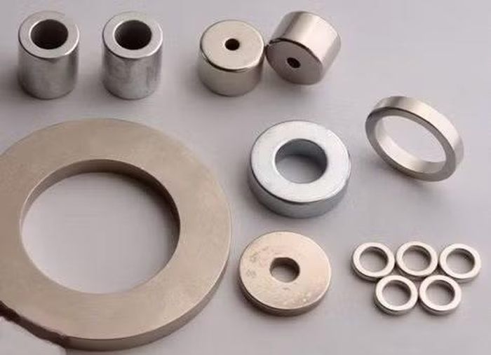 Chế tạo nam châm hiệu suất cao (siêu mạnh) cần sử dụng đất hiếm.