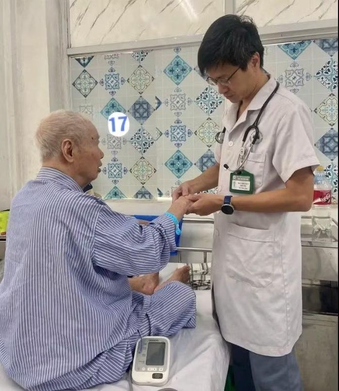 BS Phạm Trần Anh, Khoa Nội Thận Khớp, Bệnh viện 19-8 thăm khám cho bệnh nhân - Ảnh BSCC