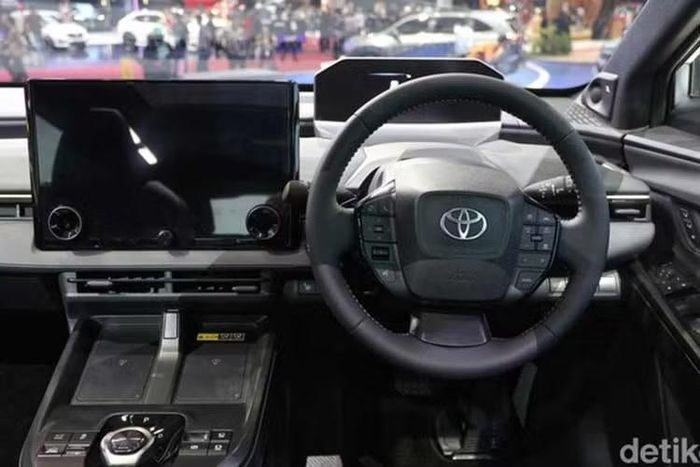 Kích thước tổng thể của xe vẫn được giữ nguyên, đảm bảo không gian rộng rãi cho hành khách, phù hợp với nhu cầu sử dụng gia đình. Nội thất xe được trang bị màn hình trung tâm lớn 14 inch, hỗ trợ kết nối Apple CarPlay và Android Auto không dây, mang lại trải nghiệm giải trí hiện đại hơn.