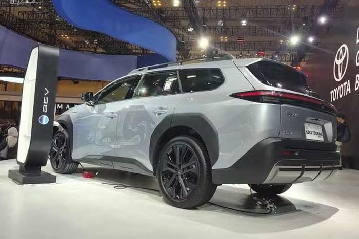 Toyota cũng trang bị cho bZ4X Touring 2026 mới bộ pin dung lượng 74,7 kWh, lớn hơn phiên bản tiêu chuẩn, kết hợp hệ truyền động gồm hai mô-tơ điện và hệ dẫn động bốn bánh toàn thời gian (AWD).