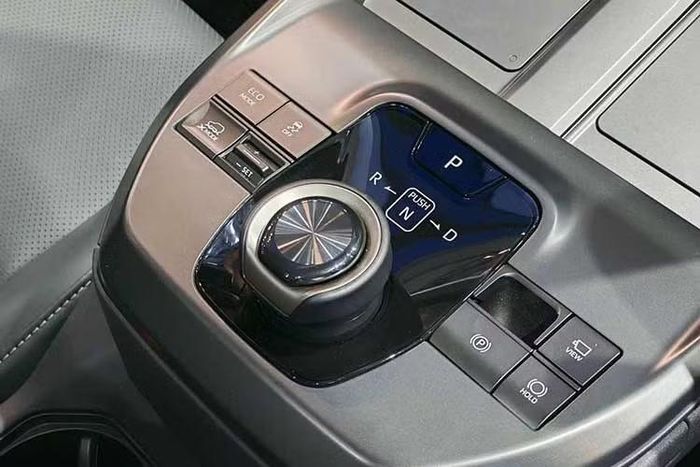 Cụm đồng hồ kỹ thuật số 7 inch đặt cao giúp người lái dễ quan sát, kết hợp với thiết kế khoang lái tối giản nhưng vẫn đảm bảo tính thực dụng. Các tiện nghi đáng chú ý bao gồm ghế chỉnh điện có nhớ vị trí, điều hòa tự động hai vùng, hệ thống lọc không khí PM2.5 và đèn viền nội thất đa màu.