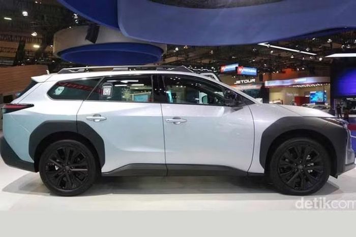 So với phiên bản bZ4X tiêu chuẩn, bZ4X Touring được phát triển theo phong cách wagon kết hợp crossover với ngoại hình cứng cáp hơn. Xe sở hữu bộ mâm thiết kế riêng, giá nóc tiêu chuẩn cùng cụm đèn trước và sau được tinh chỉnh, mang đến diện mạo đậm chất đa dụng.